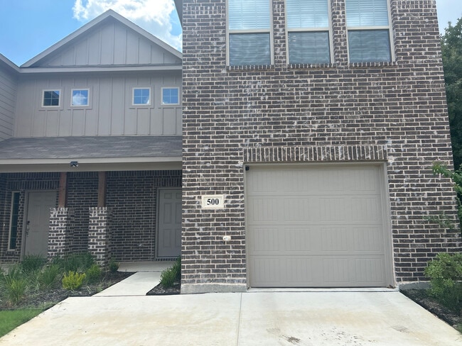 Building Photo - 500 Saddle Ln
