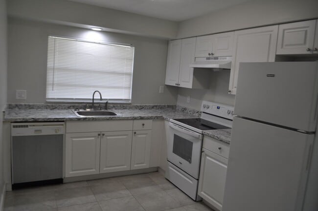 Building Photo - Quaint Home with all Tile floors