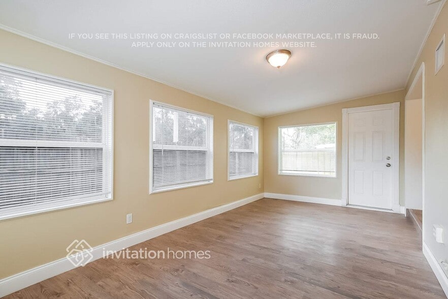 Building Photo - 701 Lakeside Pl