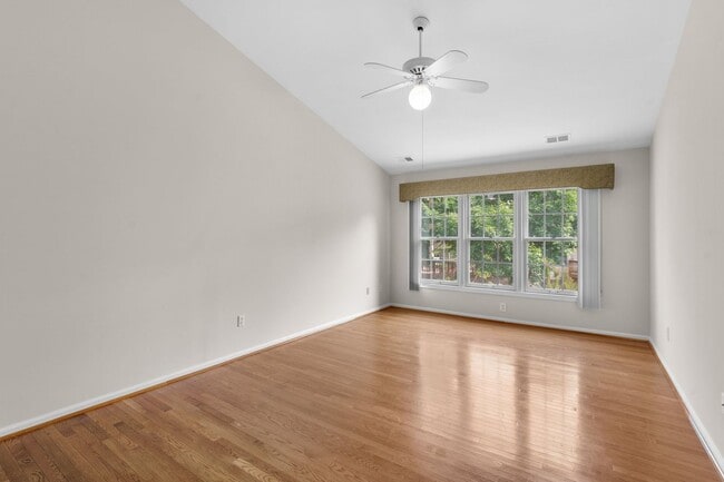 Building Photo - 3 Bed 2 Full Bath/2 Half Bath - Rockville Townhouse - Move In Ready