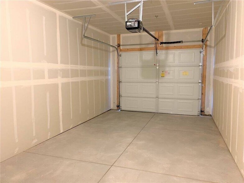 Building Photo - 1831 W Newcastle Ln