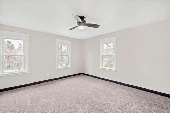 Building Photo - Stunning 3 bedroom home in South Park avai...
