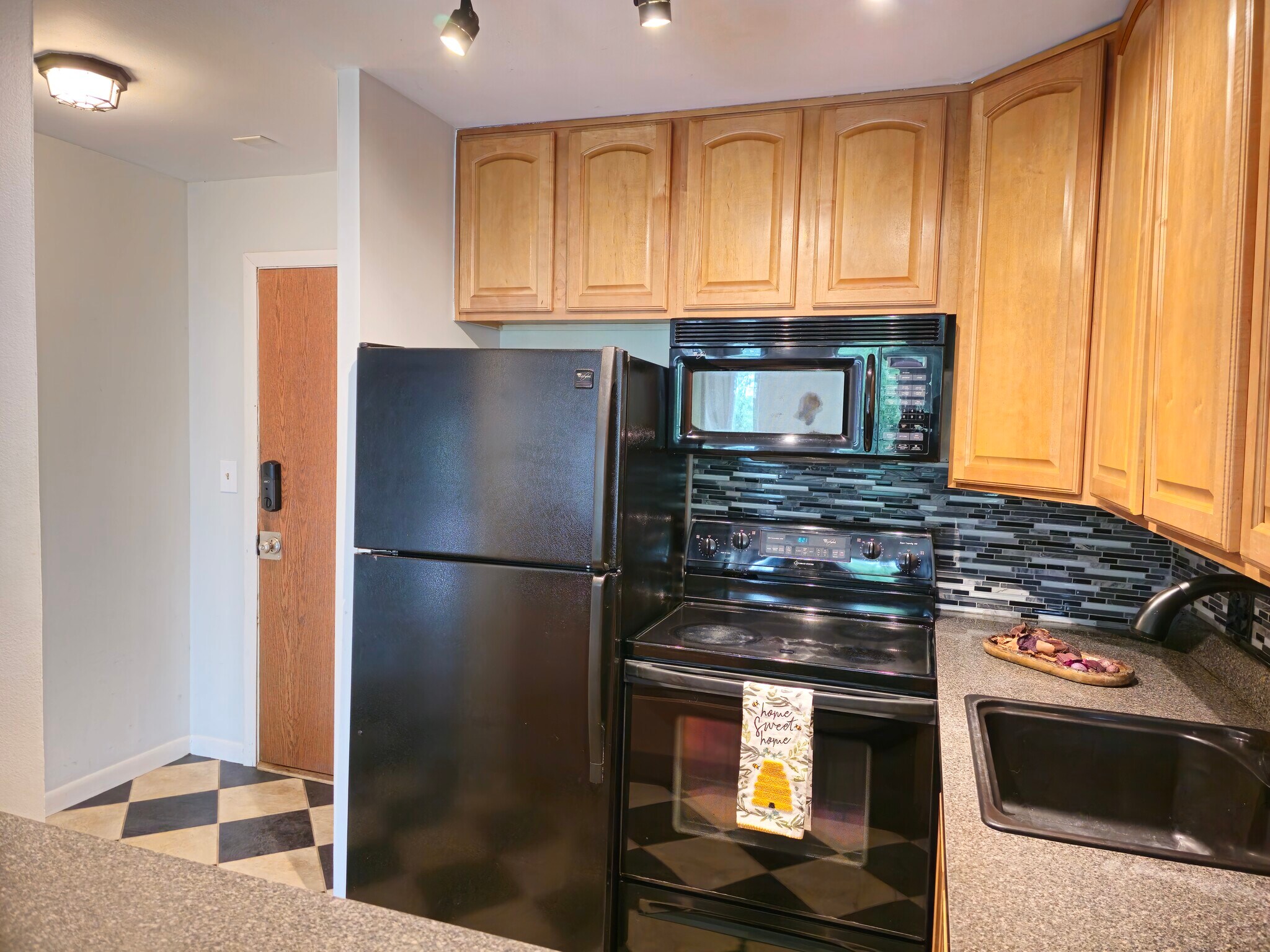 Building Photo - 5820 Oakwood Dr