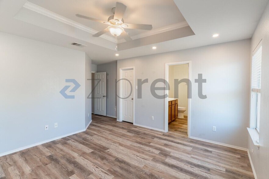Building Photo - Unit