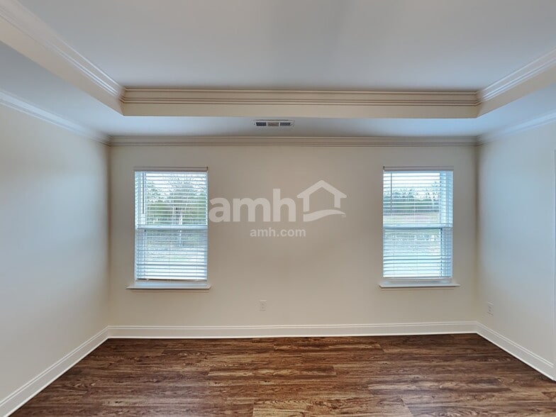 Building Photo - 1357 Lomond Dr