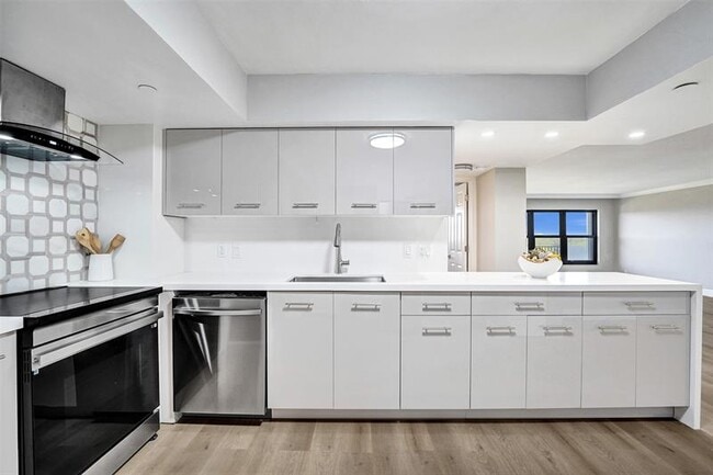 Building Photo - 3200 Port Royale Dr N