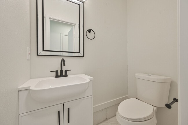 Building Photo - 6104 S Villa Ave