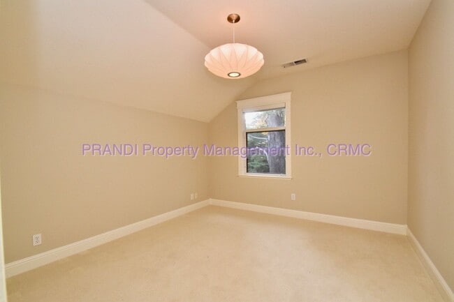 Building Photo - 3 Bedroom Larkspur Townhouse.