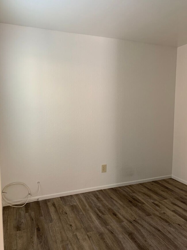 Building Photo - 3 bedroom 2 bath