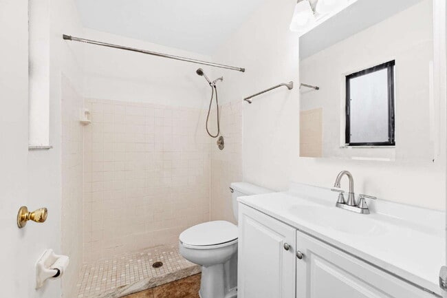 Building Photo - Recently updated 3BR, 2BA in The Shores