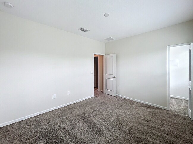 Building Photo - Available Now!  Charming 3-Bedroom Townhou...