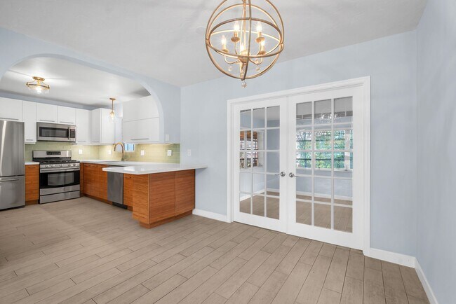 Building Photo - Beautiful home in quiet neighborhood