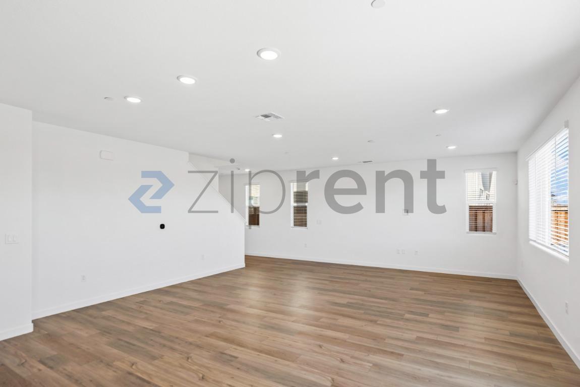 Building Photo - Unit