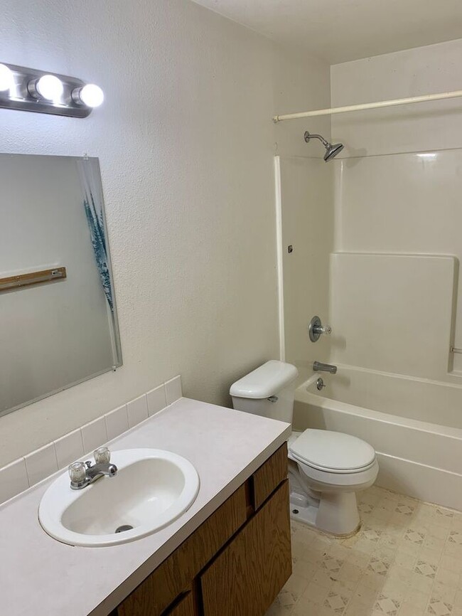 Building Photo - Cozy 2 Bed, 1 Bath Apartment in Johnstown. Water/Sewer/Gas/Trash Included in Rent!