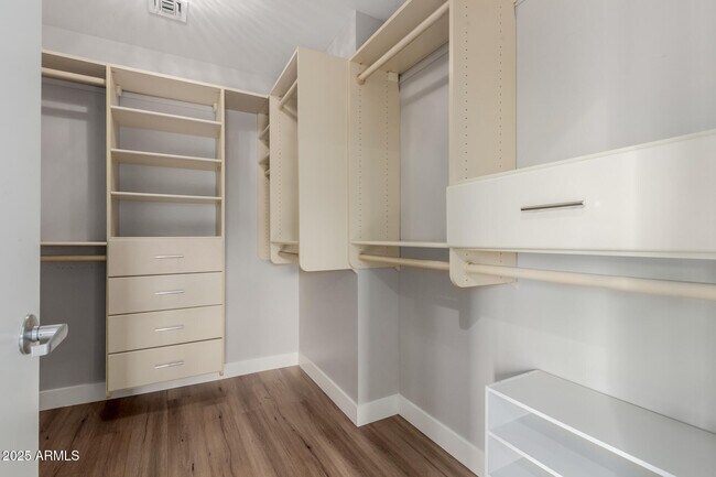 Building Photo - 5001 E Mitchell Dr