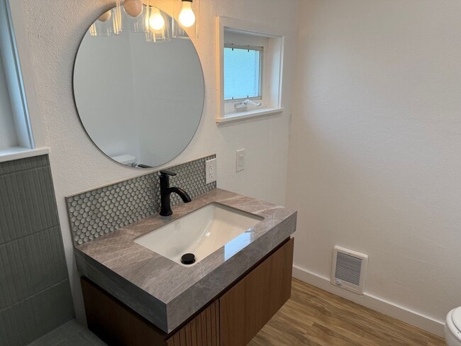 Building Photo - Luxury 1 bedroom 1 bath duplex in a great neighborhood!