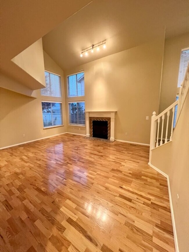 Building Photo - Updated 3 Bedroom Condo!