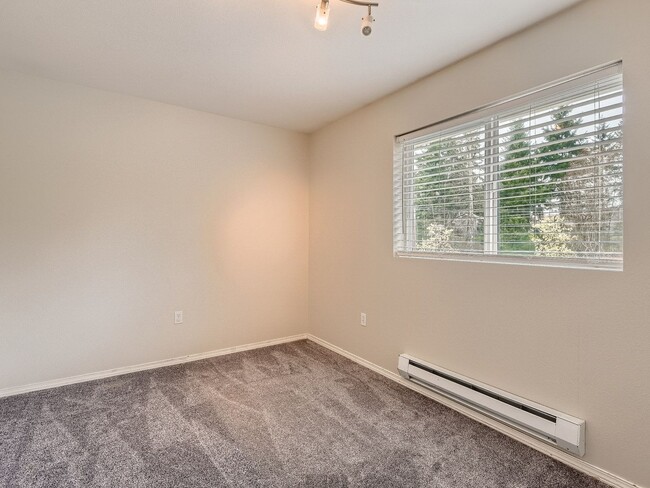 Building Photo - Beautiful 3 Bed 3 Bath Kirkland Townhome @...