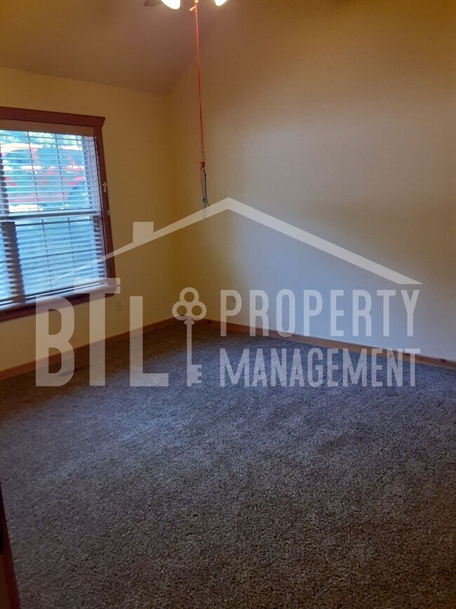 Building Photo - 574 Baldknobber Dr