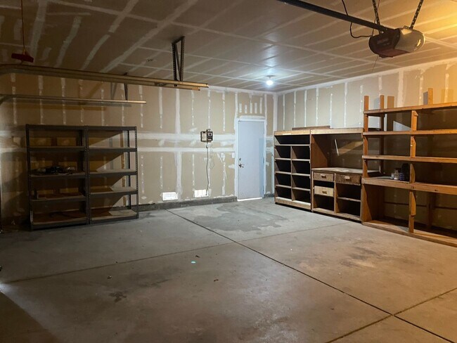 Building Photo - 3br/2ba Home on corner lot