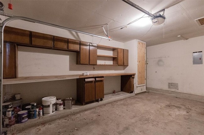 Building Photo - 909 Kavanagh Dr