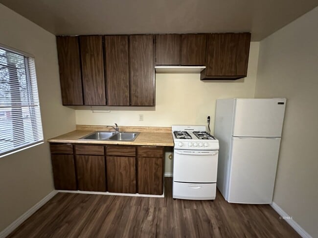 Building Photo - In Town 1 bedroom apartment with Patio