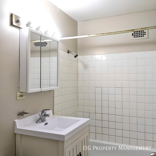 Building Photo - 230 W Fuller Ave