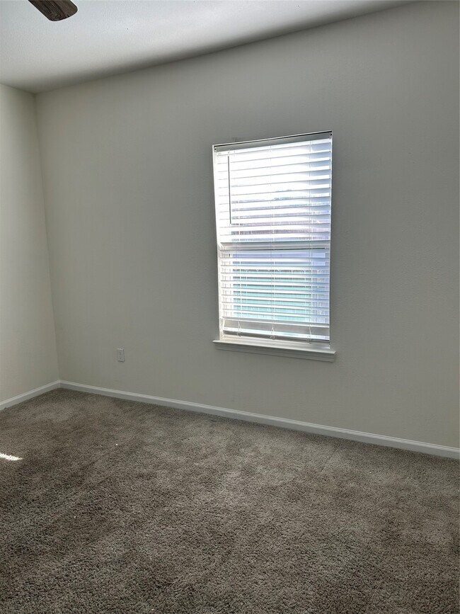 Building Photo - 10906 Southview St