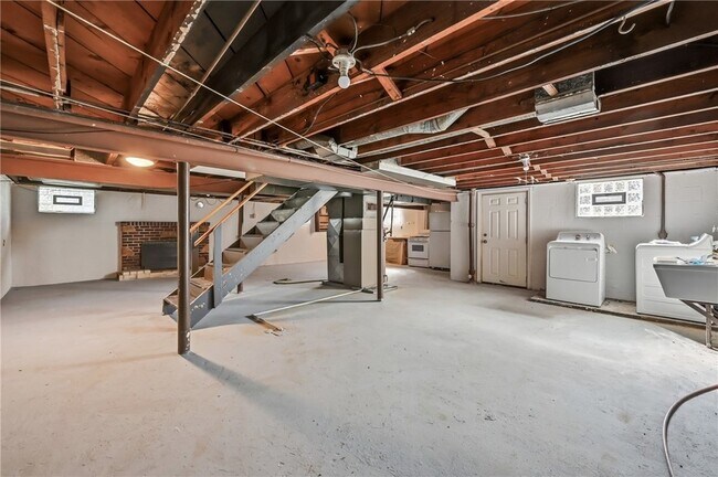 Building Photo - 1060 S Hermitage Rd