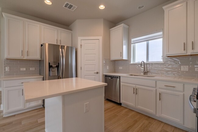 Building Photo - Beautiful 2 bedroom, 2.5 bathroom home in South East Austin!!!