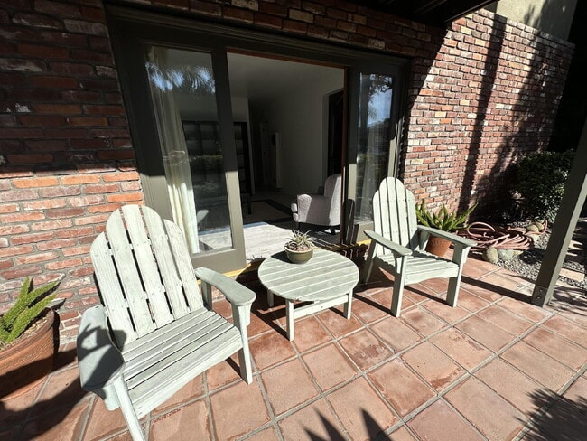 Building Photo - LIVE THE OCEAN BEACH LIFESTYLE!