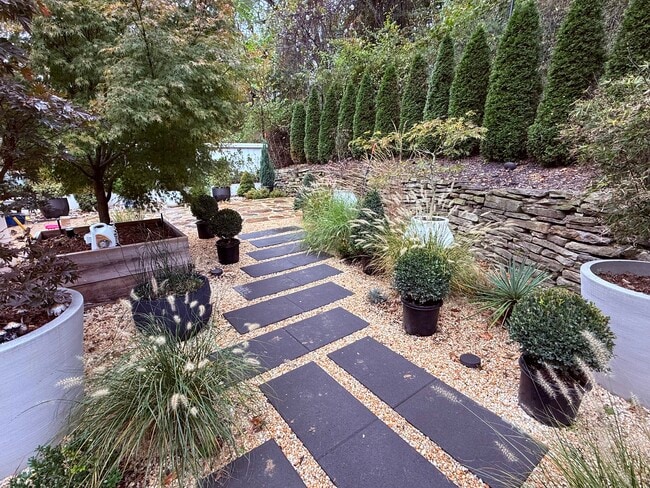 Building Photo - 204 Datura Dr