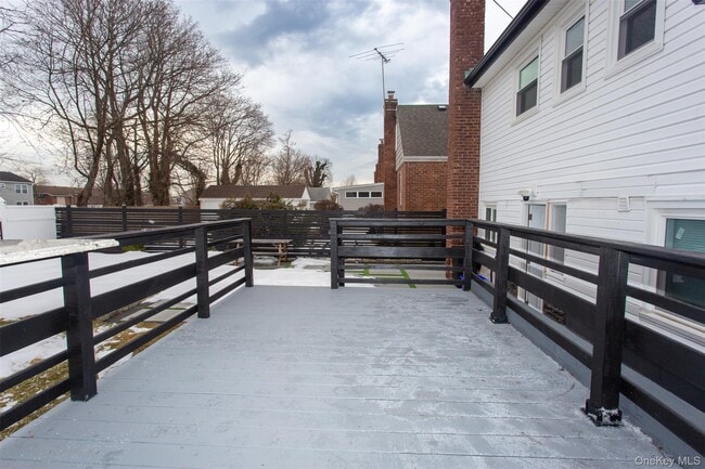 Building Photo - 712 Barnes Ave