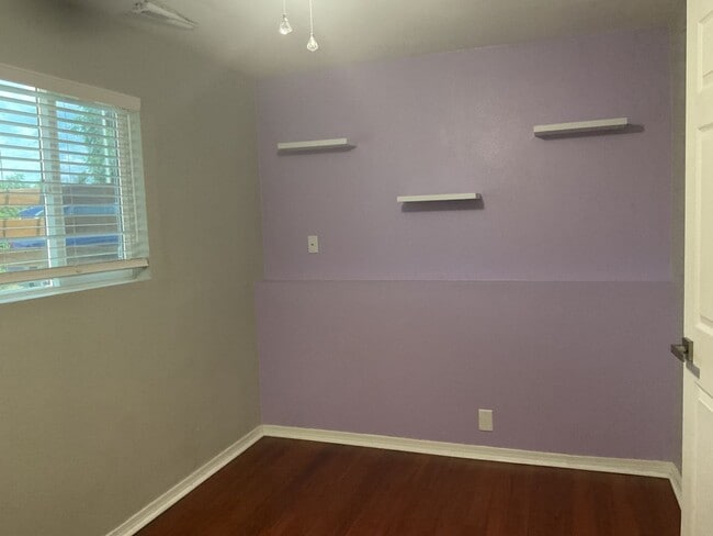 Building Photo - 4 bedroom home on Keith for Rent