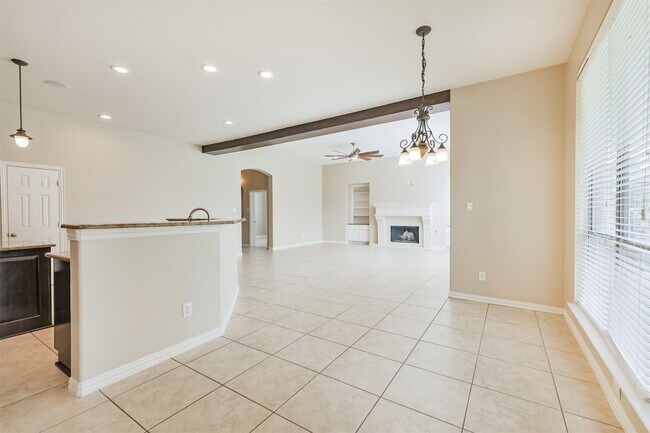 Building Photo - 8902 Lilac Springs