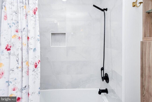 Building Photo - 1386 Bryant St NE