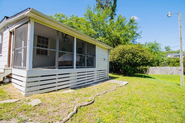 Building Photo - Adorable 3BR Rosewood Rental with Dreamy P...