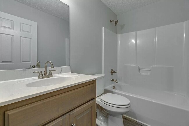 Building Photo - Spacious ranch style 2-bedroom, 2 bath duplex located in Manchester!