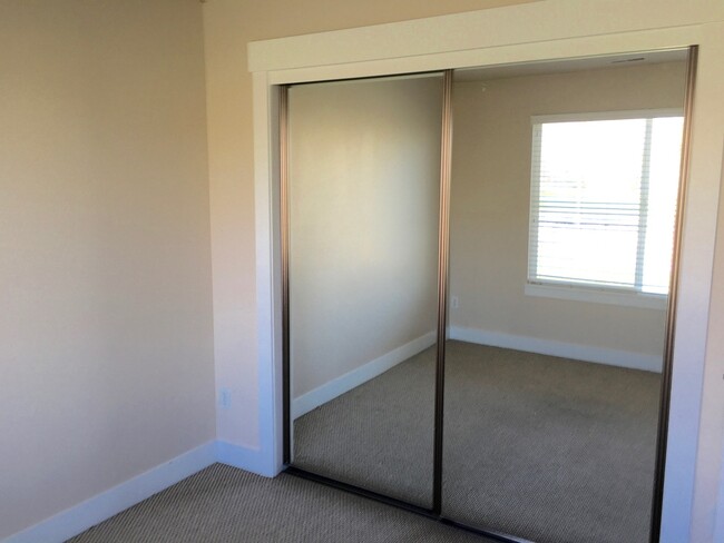 Building Photo - Luxury Townhome in Sandy!!