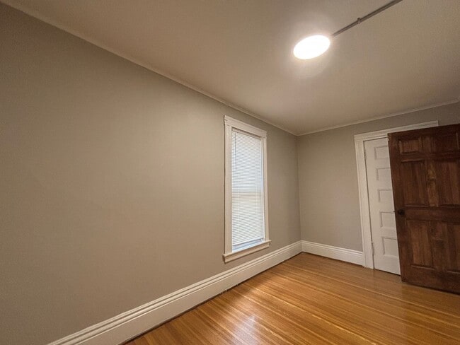 Building Photo - 4 Bedroom Park Ave House - 2 Full Baths, D...