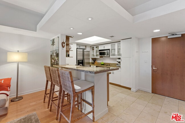 Building Photo - 13700 Marina Pointe Dr