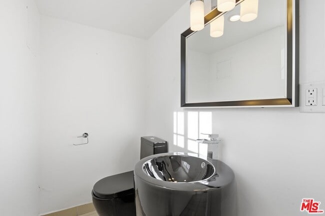 Building Photo - 2633 N Commonwealth Ave