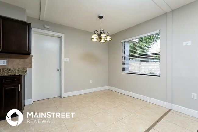 Building Photo - 805 Terry Lynn Dr