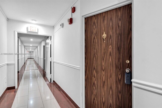 Building Photo - 2899 Collins Ave