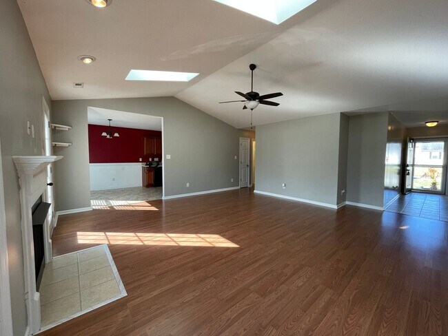 Building Photo - Absolutely Adorable!