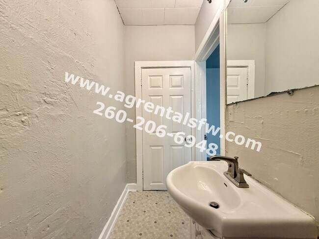 Building Photo - 2721 Fox Ave