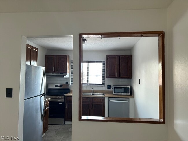 Building Photo - 24635 Clareshire Dr