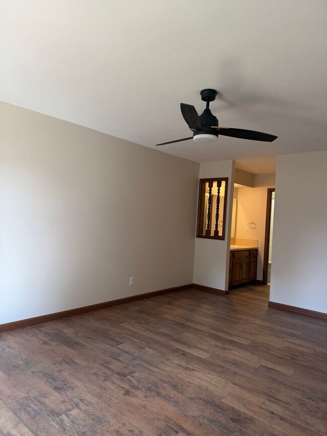 Building Photo - 3735 N Pickwick Ave