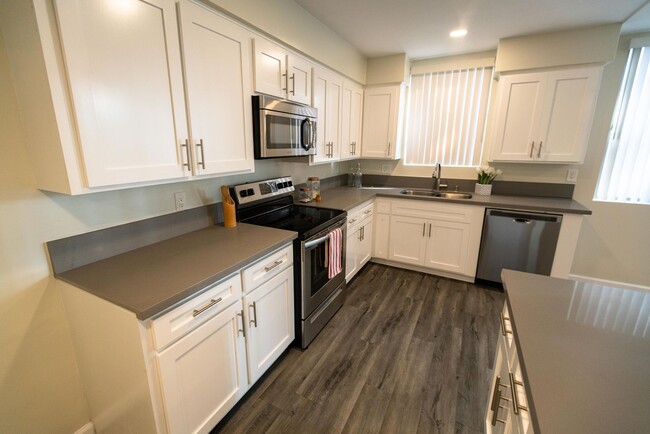 Interior Photo - 816 S. Bundy Dr