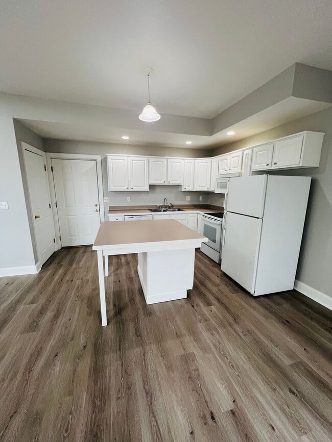 Building Photo - RENOVATED 4 bed 3.5 bath Duplex - Available for IMMEDIATE move in